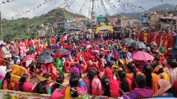 बैतडीको खोड्पेमा देउडा प्रतियोगिता हुदै